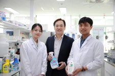 위생에 빈부격차 있어선 안돼…50년 락스 회사의 착한 고집 [원종환의 中企줌인]