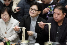 한동훈, 대구 서문시장 찾아 국수 후루룩