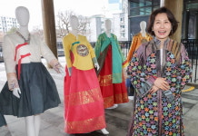 '한지 만들어 봤어요'…김혜경 여사 한복 입고 함박웃음