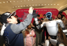 [포토] 위잉, 치킨 로봇들과 함께하는 서울 AI 페스티벌