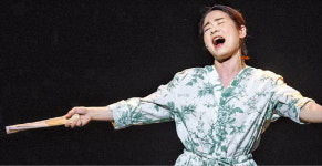 브레히트 사천의 선인을 판소리로 부르는 이자람