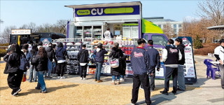 벚꽃 축제에 CU가…이동형 편의점 4배 쑥
