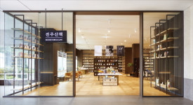 라한호텔, 경주 첨트료시카 전주 사투리 볼펜…로컬 굿즈로 돌아보는 호캉스