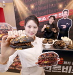 [포토] 롯데리아, 삐딱한 천재와 반전 매력 담은 번트 비프버거 출시