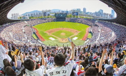 KBO, 117경기 만에 200만 관중…MZ 여성 팬덤에 흥행 가속도