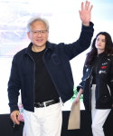 홍대 PC방 뜬 젠슨황, 페이커 만났다…韓게이머들이 엔비디아 GPU 선택