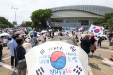 잠실시위대, 시민 가방 수색…경찰 