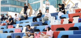 야외 바다도서관 오세요…부산 민락수변공원의 변신