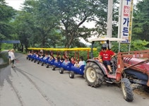 경남 거창 빙기실마을, 폐교가 다채로운 체험 명소로…깡통열차 타고 즐기는 농촌 풍경