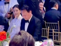 한복 입은 김희영 포착…최태원 재산분할 판결 후 첫 동반행보 [영상]