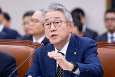 경찰, 강호동 농협중앙회장 재소환…뇌물 수수·공금유용 의혹 조사