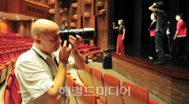 ‘몸짓’잡는 그의 ‘손짓’도 춤을 춘다