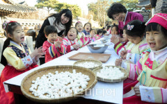 [포토뉴스]동심이 ‘옹알옹알’…동지 팥죽체험