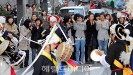 [포토뉴스]“사물놀이 흥겨워요”