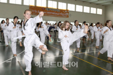 [포토뉴스]서울여대 외국학생 태권도 배우기