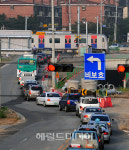 [포토뉴스]길게 늘어선 평면건널목 앞