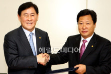 [포토뉴스]손 맞잡은 체신 노사협정