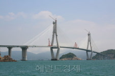 <포토뉴스>대우건설, 부산~거제 연결도로 사장교 마지막 상판 성공적 연결