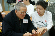 <실버뉴딜 프로젝트>스마트폰이 생활혁명? 노년층엔 또 하나의 ‘장벽’