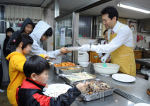 <포토뉴스>吳시장, 저소득층 어린이 배식 봉사