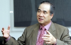 商道보단 실리…투자유치 급선회 윤석금회장의 과제는