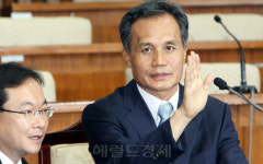 헌정사상 첫 사퇴 … 김병화의 ‘백기투항’