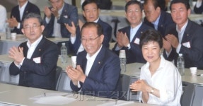 <포토뉴스> 새누리 의원 연찬회 참석한 박근혜