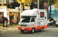 도심 속 출현해 아메리카노 나눠주는 꼬리카?