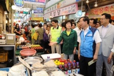 <포토뉴스> 재래시장 탐방 나선 박 시장