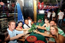 [위크엔드] ‘바<bar> 문화’ 의 상징 지구촌 사람들로 불야성…마치 홍대 클럽 온듯