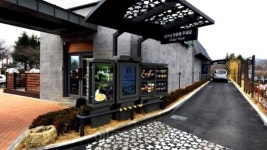 스타벅스 · 플라자호텔도 반한 한국의 디스플레이솔루션