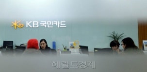 은행 “재발급 필요없다” vs 고객 “카드 없애겠다”