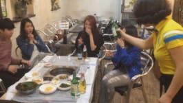 폭탄주 아줌마, 소주 따르는 신기술에 ‘깜짝’…“이게 가능해?”