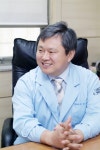 휴가철 장시간 운전, 물놀이 시 척추 건강 악화 조심