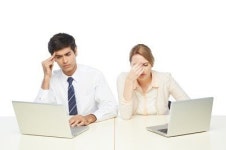 두통 앓는 직장인, 생활 자세가 원인이라고...?