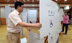 <포토>투표소 설치되는 상도1동 주민센터