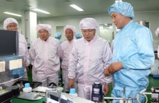윤상직 산업부 장관이 화장품 원료 만드는 기업 ‘한국콜마’를 방문한 이유는?