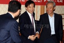 국회 경제포럼 참석해  김종훈의원과 인사하는 이주열