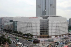 제2롯데월드 저층부 오픈…롯데월드몰 VS 잠실점, 시장 파이 커질까