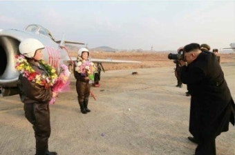 김정은, 北 첫 여성 전투기 조종사 비행훈련 참관…직접 사진까지 찍어줘