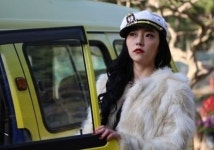 ‘덕수리 5형제’ 이아이, 섹시한 외모·백치미 이면엔 ‘반전 스펙’이…