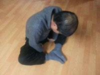 실내라고 안심 마세요!…어르신 화장실서도 꽈당…발판·손잡이 설치 도움