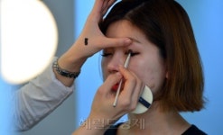 [영리포트] 눈꼬리는 살짝 올리고, 입술은 붉은빛으로…관상 바꾸는 메이크업으로 ‘새인생’을 만들다