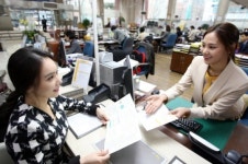 은행 펀드 판매창구로 몰려드는 ‘재테크 유목민’…KB국민 펀드수익률 20.2%