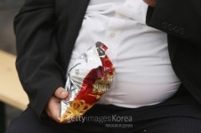 뱃살이 빠지지 않는 이유, “간식부터 줄여라”