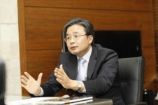 <구청장에 듣는다> “수색역을 제2 타임스퀘어로…은평발전 3대축 조성에 총력” - 김우영 은평구청장