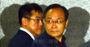 [포토]뒤가 궁금한 성완종 경남기업회장