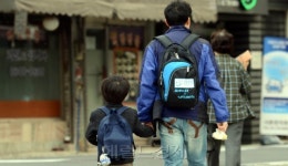 사표보다 어렵다는 육아휴직계 낸 ‘용감한 아빠들’