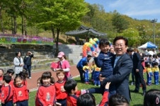 ‘오늘 만큼은 신나게’…이재명성남시장 어린이집 운동회 참석, 새싹 응원