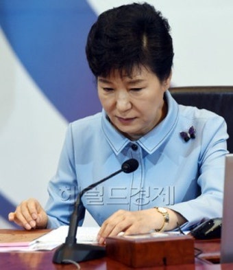 박 대통령,  “공무원연금개혁 지연… 한숨만 나와”
